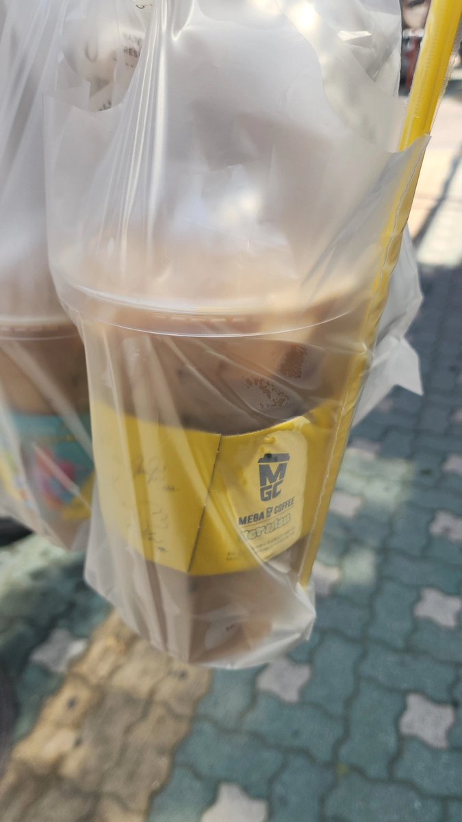 shrcktkfkdgo's tweet image. 누나들~ 전 오늘도 빵을 삿어요
브로드웨이에서 식빵이랑 마늘빵사고
파나베이커리에서 버터잼샌드위치랑 쌀바게트사고
메가에서 쿠폰으로 케이크랑 커피삿답니다