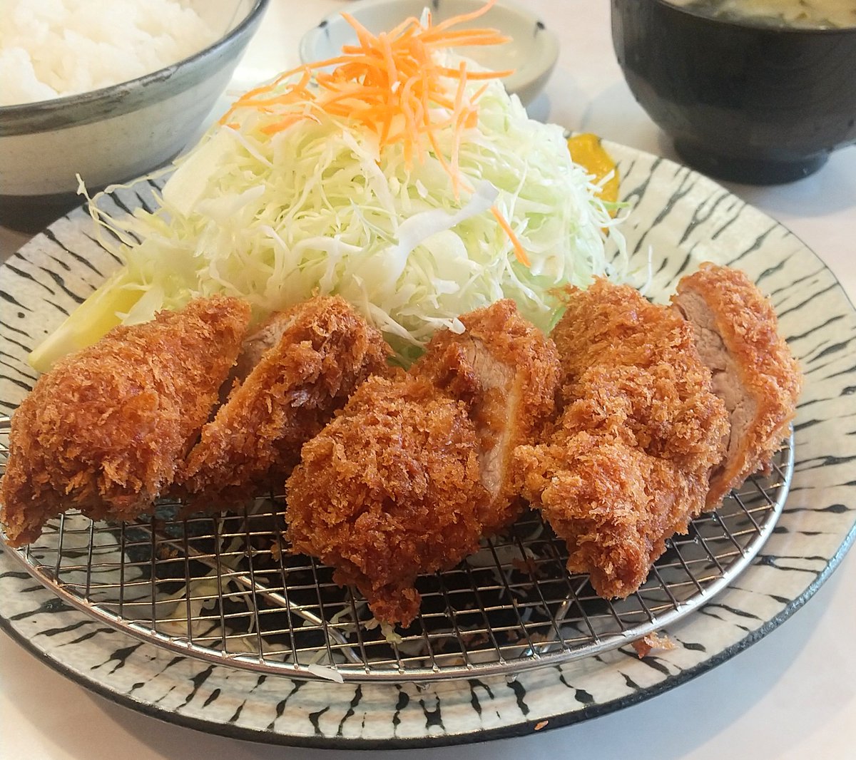 Deep_town's tweet image. 消化するエネルギーで消耗して、トンカツを食いながら餓死(= ○ ω ○ =)