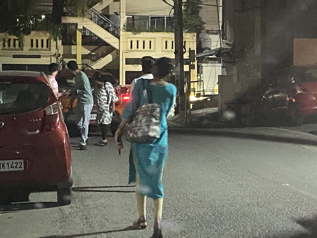 RGK007x's tweet photo. @blrcitytraffic @BlrCityPolice 
@CPBlr 
Tata Nexon 
KA-05-MX-5935 
Near Kidney Foundation, Padmanabhnagar 
Parked in middle of road disturbing traffic 
Sunday, 27 July 2025 at 8:43 PM https://t.co/GocVXg49CM