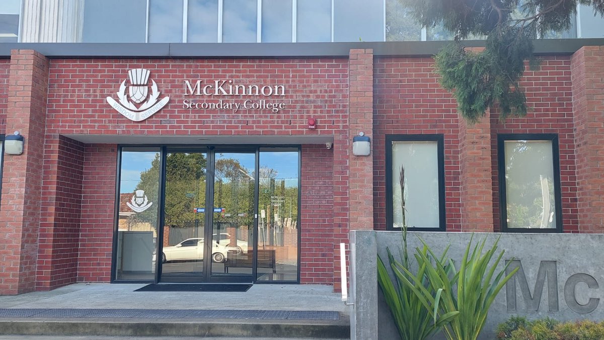 RosaMPrietoG's tweet photo. Congratulations to principal Michael Kan  at #mckinnonsecondarycollege for a great Spanish program. Thanks to Ana Gómez for her energy to expand Spanish in Victoria. Students learned about the #CaminodeSantiago with Andrés Gómez, education advisor in Melbourne.@education_spain https://t.co/8LwRDLoyKI