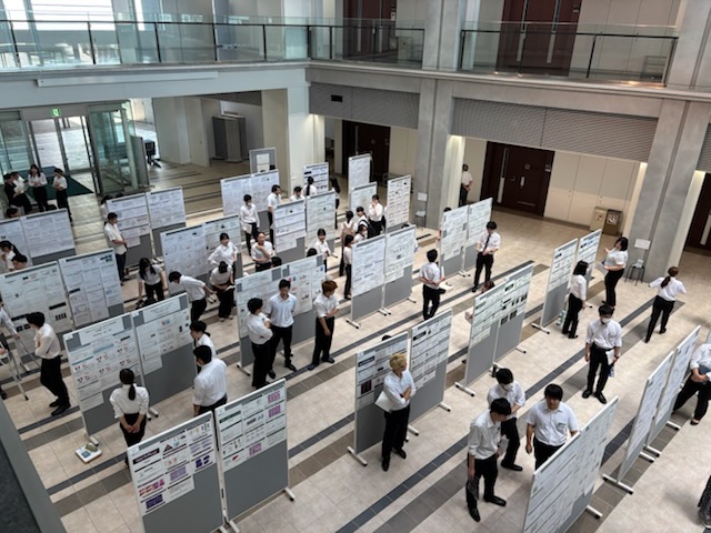 7月22、23日に薬学科6年生による卒業研究発表会を教育研究棟にて実施しました。
発表会はポスター発表形式で行われ、6年生は、5，6年次における配属研究室での研究成果を発表しました。
両日多くの教員や学生が会場を訪れ、活発な質疑応答が行われました。