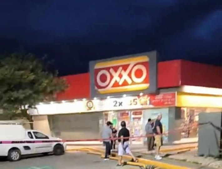 DigitaMorelos's tweet image. 2 hombres fueron lesionados a balazos en Cuautlixco, #Cuautla, sobre la Avenida Reforma, cerca del Oxxo y la taquería Los Barrigones.
1 de los heridos tenía lesión en el cráneo; el otro, en una pierna. Testigos señalaron que los agresores viajaban en un Volkswagen Bora sin placas