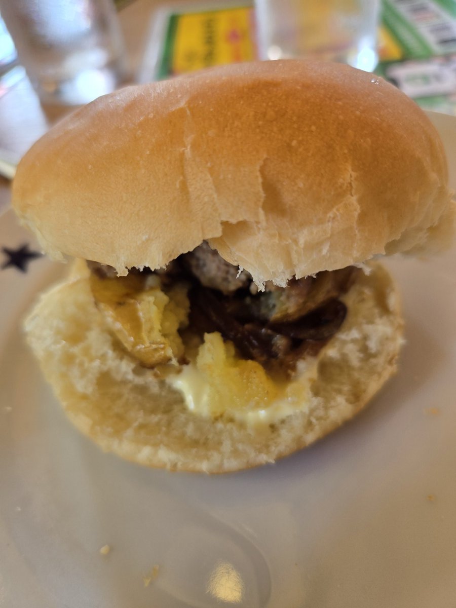 mandom31478596's tweet image. ライスのお代わりはやめてパンのお代わりしてどんバーガー🍔作ってみた(爆)🤣
#ステーキのどん
#アレンジメニュー
#どんバーガー