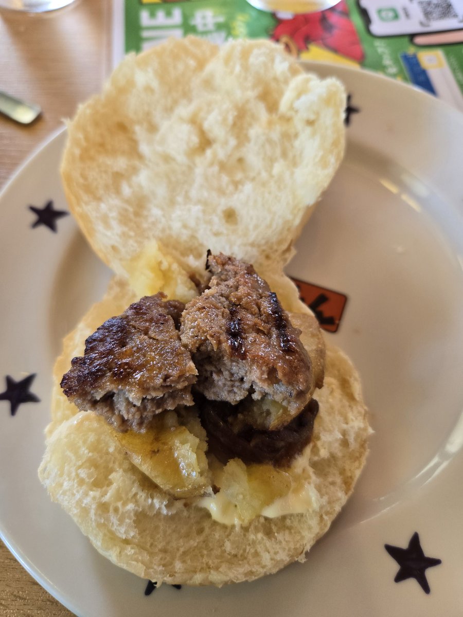 mandom31478596's tweet image. ライスのお代わりはやめてパンのお代わりしてどんバーガー🍔作ってみた(爆)🤣
#ステーキのどん
#アレンジメニュー
#どんバーガー