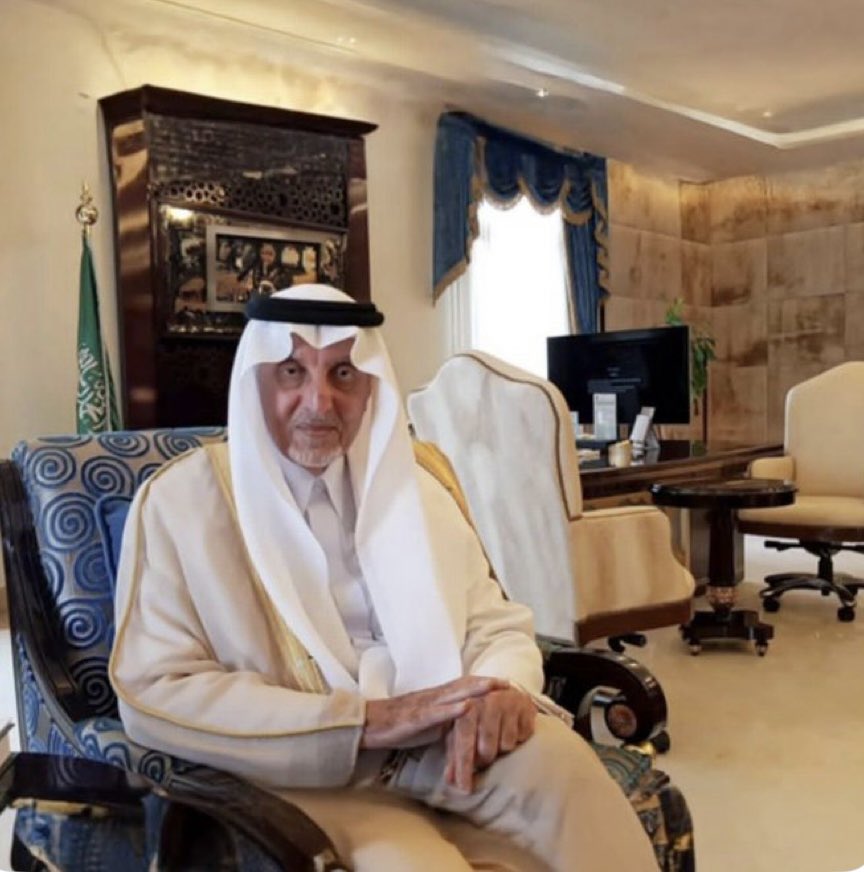 badr_aba_alala's tweet image. ✍🏿
لَى جيت أصور حالة الحب تصوير
واردّ عن حالي لخلّي خبرها
لقيت وجدي فوق كل التعابير
كل الشعر قطره وشوقي بحرها
 
#خالد_الفيصل 
#اشتقنا_لك 
#صباح_الخير_والسعاده