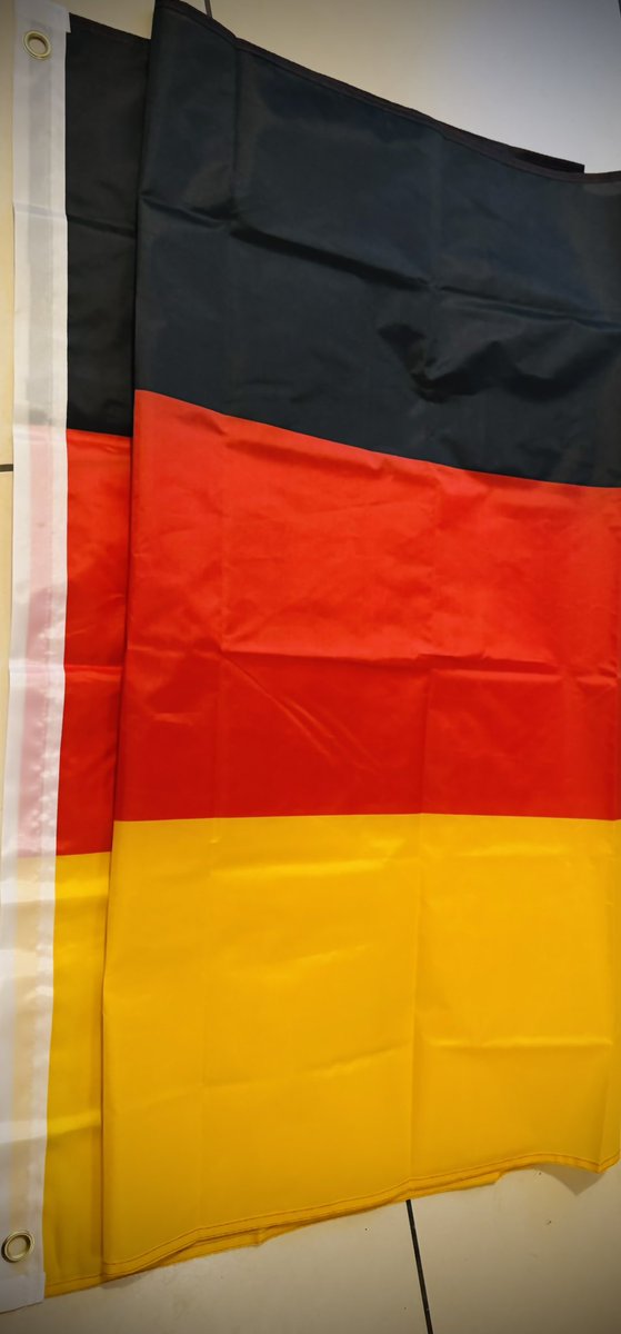 NatWinI's tweet image. 🔥 Meine geliebte Antifa,
Danke fürs Abschneiden der alten, war sehr ausgeblichen.
Die neue muss nur noch gebügelt werden, dann ist sie startklar.
Ist euch eigentlich der Bauschaum für meinen Briefkasten ausgegangen?
Nachschubprobleme⁉️🤔