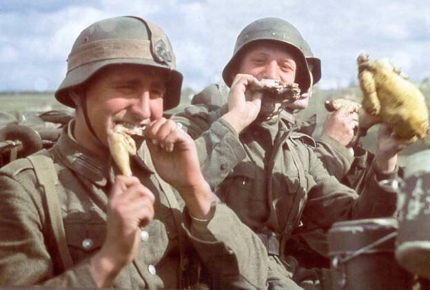 Contact_3RAR's tweet image. コスプレBBQ
ドイツ兵の格好してBBQしてたら
「ドイツ兵の私物化」とか言われるんだろうか。