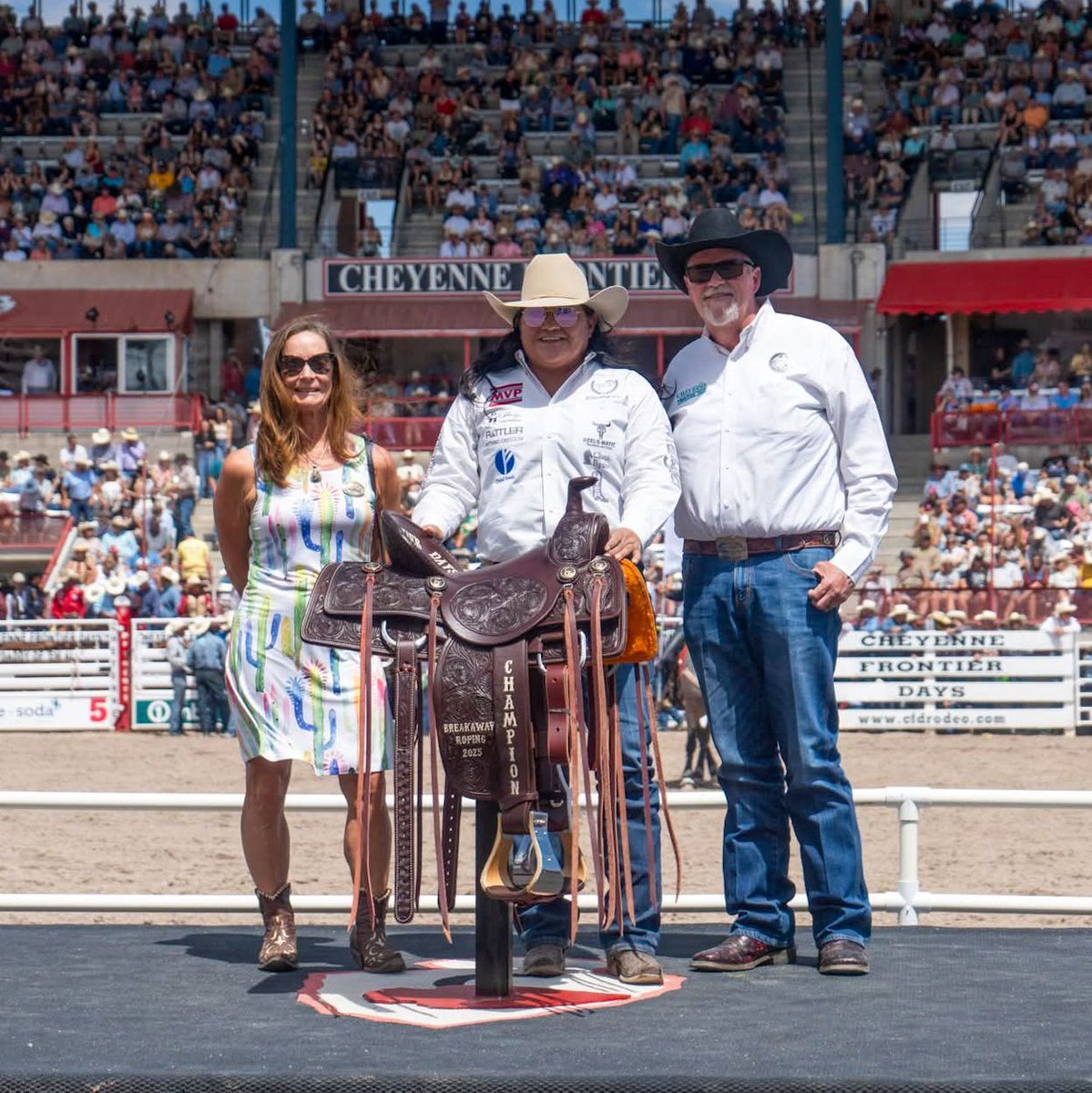 ndnsports's tweet image. In the Breakaway Roping at the Cheyenne Frontier Days, Danielle Lowman (Navajo), of Gilbert, Arizona, is your champion, laying down a blazing 4.30-second run to win the event!
#NativeAthlete #Navajo CheyenneFrontierDays