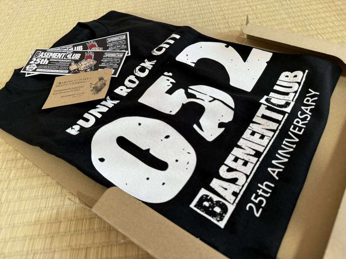 vvakaran's tweet image. 郵便受けにBASEMENT CLUBのチケとＴシャツ届いてたー。整番が僕の誕生日になってて運命感じてます。