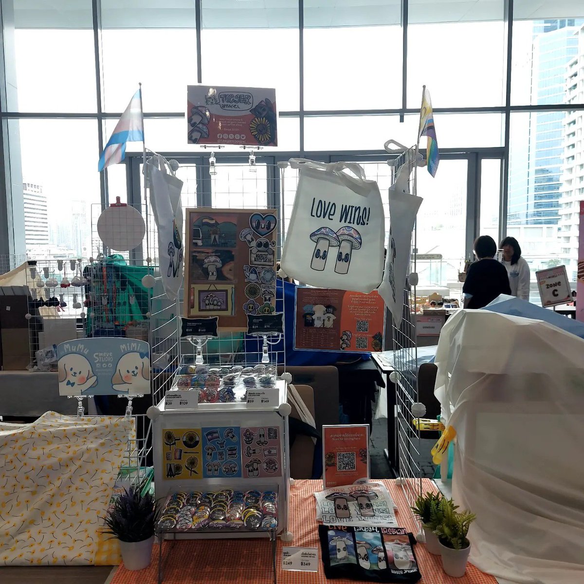 TeegerApparel's tweet image. Time flies really fast, when I compare my booth in the art market at today on the last year, and my recently booth in art market

I think this year it has a lot of change