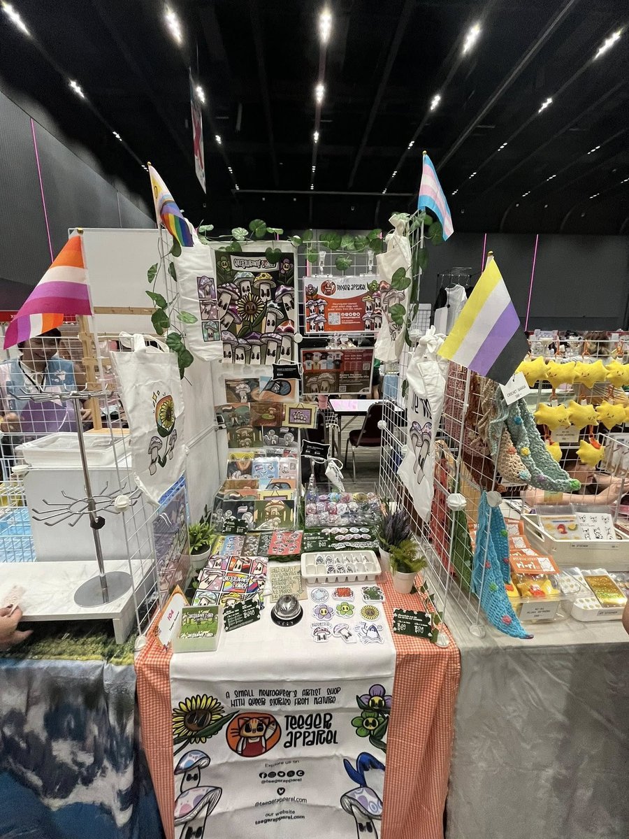 TeegerApparel's tweet image. Time flies really fast, when I compare my booth in the art market at today on the last year, and my recently booth in art market

I think this year it has a lot of change