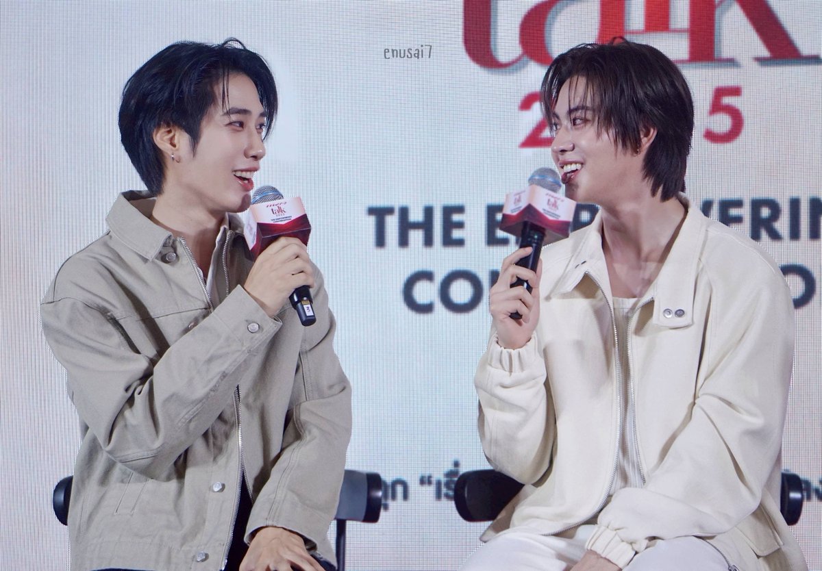 enusai7's tweet image. ฮัลโหลวๆ เติ้ลเฟิร์สมองกล้องแม่ๆ หน่อยค่ะ 5555
เวลามีคนถาม ตฟว ใครคลั่งรักกว่ากัน นี่ตอบไม่ได้เลยอ่ะ
ก็มันแบบ...ฮอป!😜
@TLE_mtm @firstone_wnk
#TleFirstone #เติ้ลเฟิร์สวัน
#TLE_mtm #Firstone
#praewtalk2025xTleFirstOne