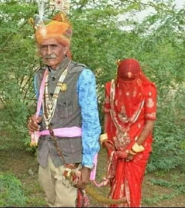 Yogendra8424's tweet image. कुछ योद्धा आखरी सांस तक लड़ते हैं..ट्रैगर खराब है फिर भी गोली भरने का माद्दा रखते है...🤔😂👇