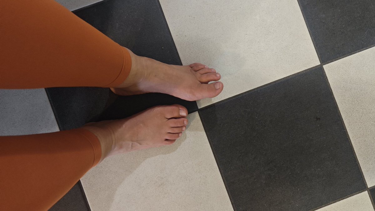 Lola_Heat's tweet photo. @FeetFinder Just Finish my workout. Wish you a good night &amp; sweet dreams ✨🦶🏼 https://t.co/rq9l8htqMt