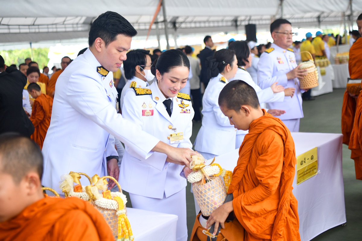 IngshinF36874's tweet image. แพทองธาร ชินวัตร รมว. วธ ร่วมพิธีเจริญพระพุทธมนต์และพิธีทำบุญตักบาตรถวายพระราชกุศล พระบาทสมเด็จพระเจ้าอยู่หัว เนื่องในโอกาสวันเฉลิมพระชนมพรรษา ๒๘ กรกฎาคม ๒๕๖๘ ณ ท้องสนามหลวง 💛🙏🏻  
#แพทองธารชินวัตร #ทรงพระเจริญ