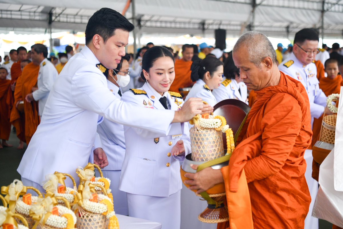IngshinF36874's tweet image. แพทองธาร ชินวัตร รมว. วธ ร่วมพิธีเจริญพระพุทธมนต์และพิธีทำบุญตักบาตรถวายพระราชกุศล พระบาทสมเด็จพระเจ้าอยู่หัว เนื่องในโอกาสวันเฉลิมพระชนมพรรษา ๒๘ กรกฎาคม ๒๕๖๘ ณ ท้องสนามหลวง 💛🙏🏻  
#แพทองธารชินวัตร #ทรงพระเจริญ