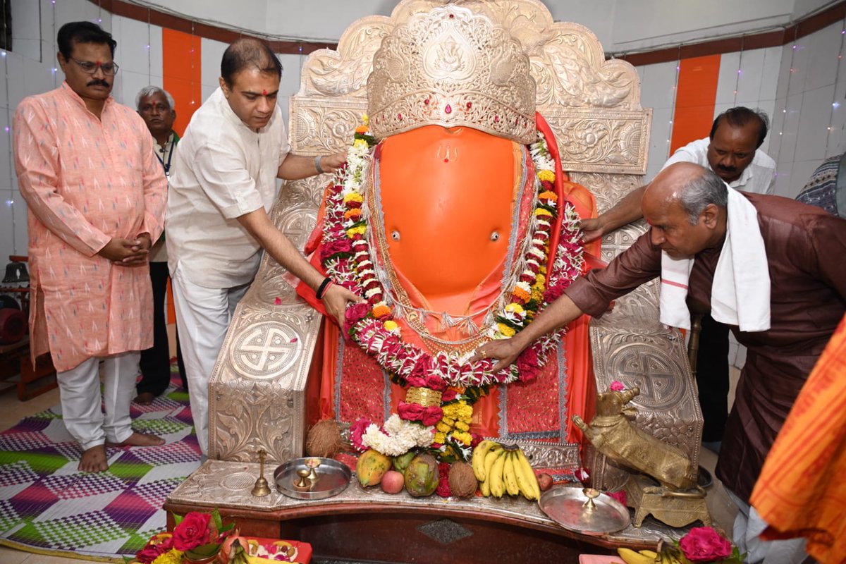 DRPANKAJBHOYAR's tweet image. आज केळझर येथील प्राचीन श्री वरद विनायक गणेश मंदिरात सहपत्निक अभिषेक करण्यात आला.
या पावन स्थळी श्री गणरायाच्या चरणी जल, दूध व पंचामृताने अभिषेक करत मनोभावे प्रार्थना केली.