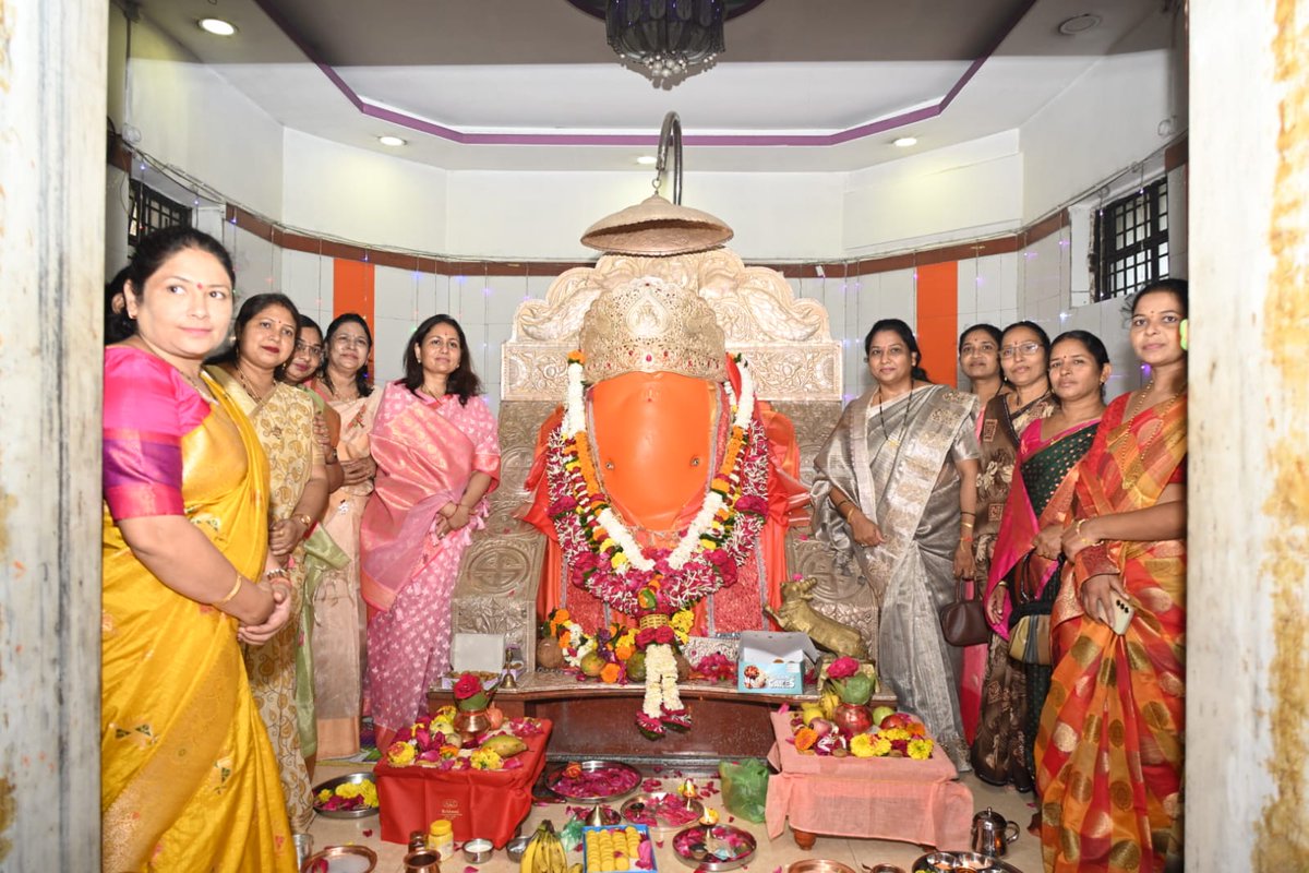 DRPANKAJBHOYAR's tweet image. आज केळझर येथील प्राचीन श्री वरद विनायक गणेश मंदिरात सहपत्निक अभिषेक करण्यात आला.
या पावन स्थळी श्री गणरायाच्या चरणी जल, दूध व पंचामृताने अभिषेक करत मनोभावे प्रार्थना केली.