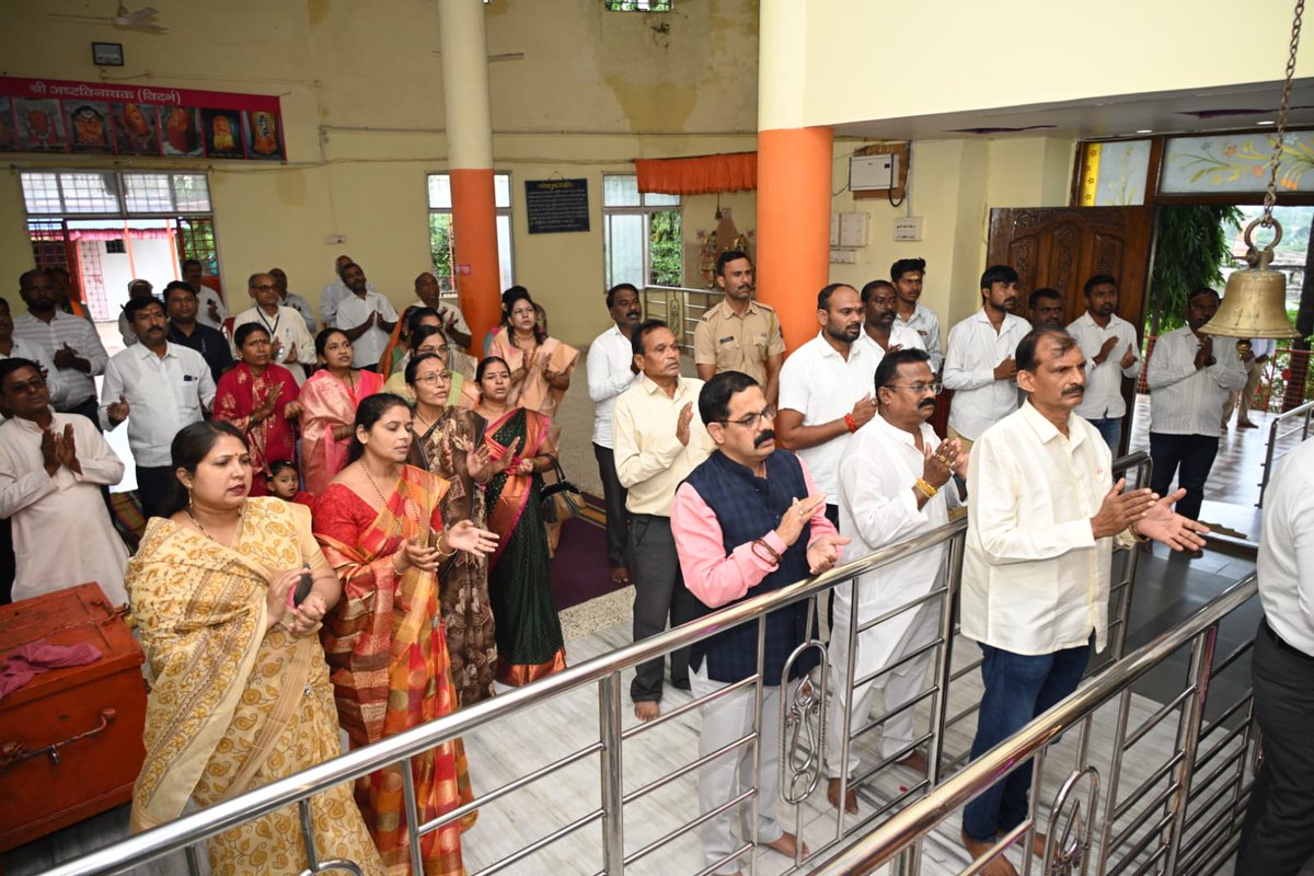 DRPANKAJBHOYAR's tweet image. आज केळझर येथील प्राचीन श्री वरद विनायक गणेश मंदिरात सहपत्निक अभिषेक करण्यात आला.
या पावन स्थळी श्री गणरायाच्या चरणी जल, दूध व पंचामृताने अभिषेक करत मनोभावे प्रार्थना केली.