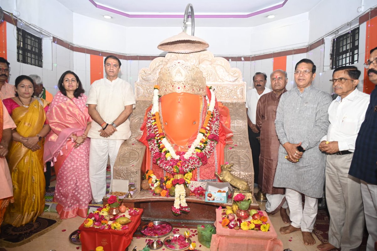 DRPANKAJBHOYAR's tweet image. आज केळझर येथील प्राचीन श्री वरद विनायक गणेश मंदिरात सहपत्निक अभिषेक करण्यात आला.
या पावन स्थळी श्री गणरायाच्या चरणी जल, दूध व पंचामृताने अभिषेक करत मनोभावे प्रार्थना केली.