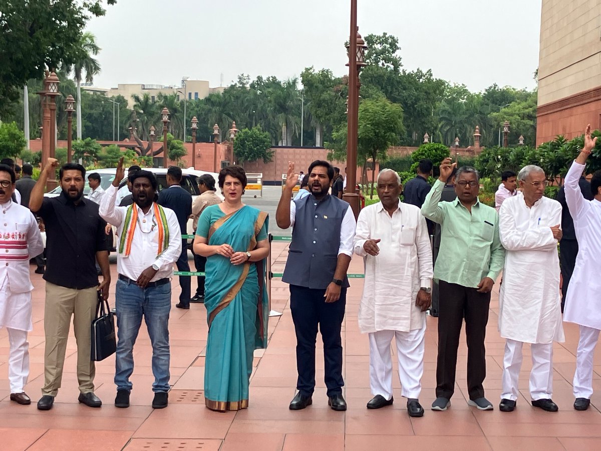 harikishan1's tweet image. Opposition MPs protest against EC’s SIR drive in Bihar, demanding its roll back. Congress MP Priyanka Vadra also join the Opposition MPs who are raising slogans at Makar Dwar of New Parliament Building.