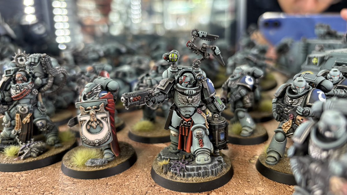Warhammerjim's tweet image. ブレイクターイム🕰️

神保町ストアのショーケースにはお客様が塗ったミニチュアが沢山❗️

8月末まで展示予定です❗️