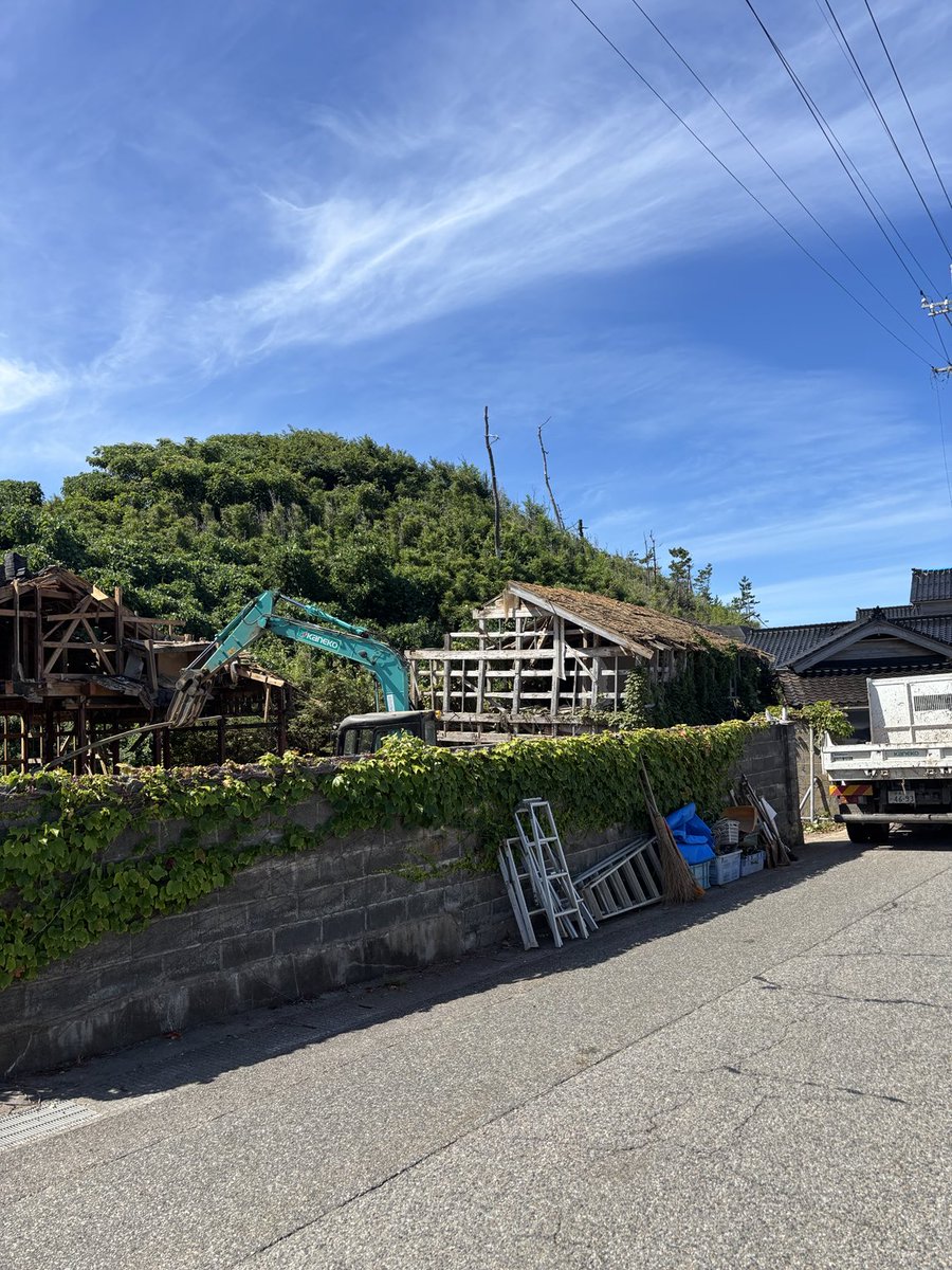 stella_noto's tweet image. お隣のお家の解体が始まりました
作業に携わる方、ご苦労さまです
#能登#今行ける能登#能登宿泊
#志賀町 #富来#赤崎#古民家宿
#海#宿の前