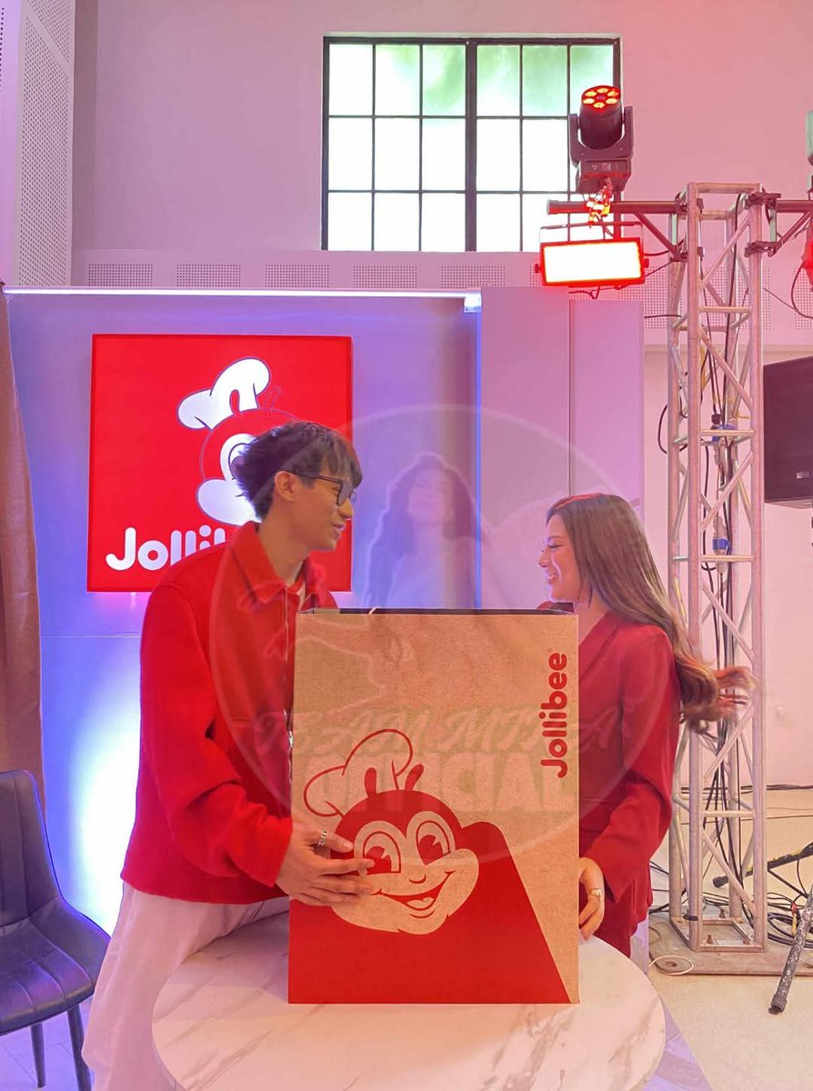 team_mikaofc's tweet image. Mika and Brent serving joy—now with Jollibee! 

Catch this iconic duo bringing good vibes and great food straight from the Jollibee App!

Download now and don’t miss out on the fun! 

MIKA BIDA ANG SAYA
#MikBrentforJollibee 
#JollibeeApp