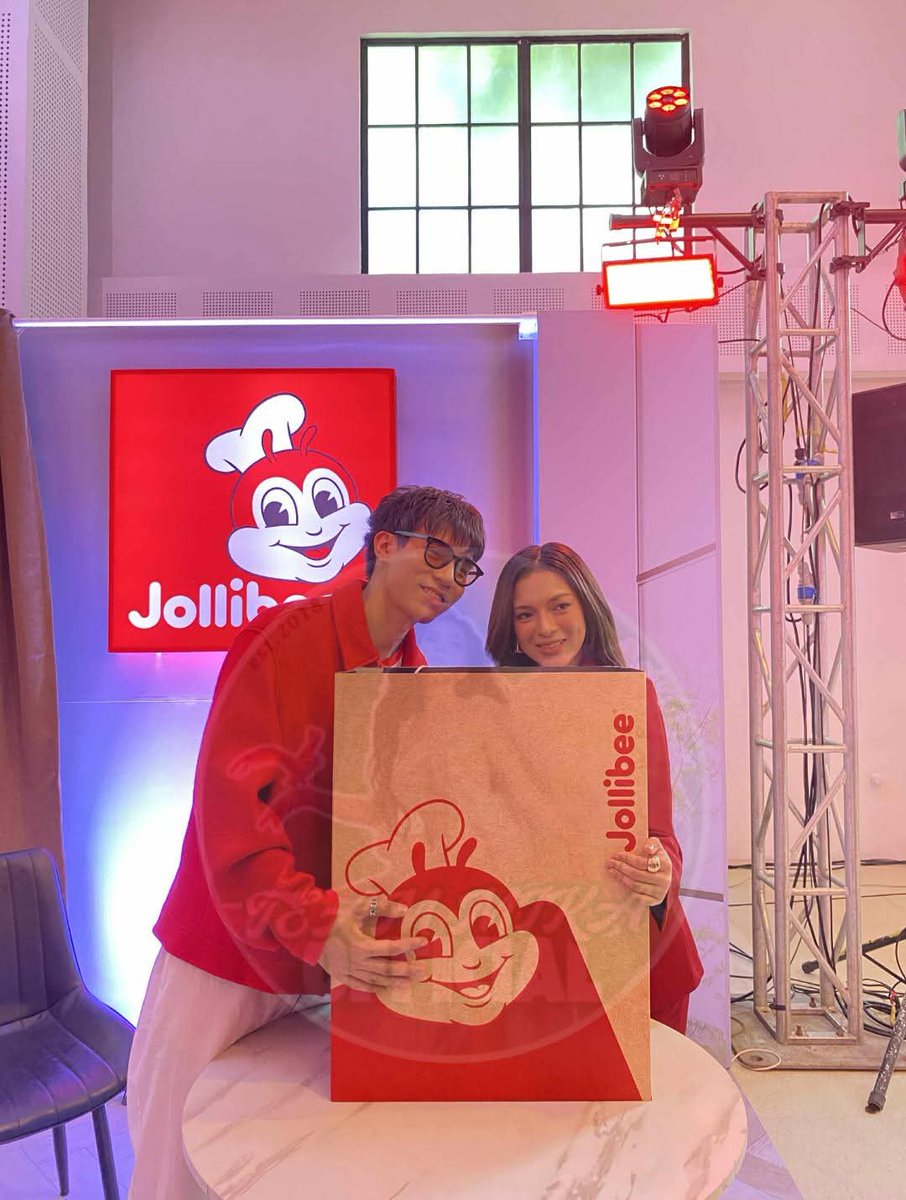 team_mikaofc's tweet image. Mika and Brent serving joy—now with Jollibee! 

Catch this iconic duo bringing good vibes and great food straight from the Jollibee App!

Download now and don’t miss out on the fun! 

MIKA BIDA ANG SAYA
#MikBrentforJollibee 
#JollibeeApp