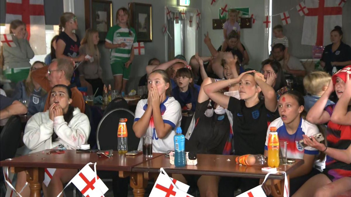 univcoverage's tweet image. Nowhere was the roar for the Lionesses louder than in the Astley and Tyldesley Miners Welfare Club on the outskirts of Manchester.

The club where a five-year-old Ella Toone started her journey to England stardom - like so many places across the country - hosted nail-biting.