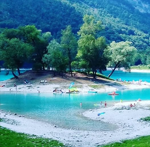 pierpi13's tweet image. Lago di Tenno a pochi chilometri da Riva del Garda Immagine di Gaetano Ingrassia