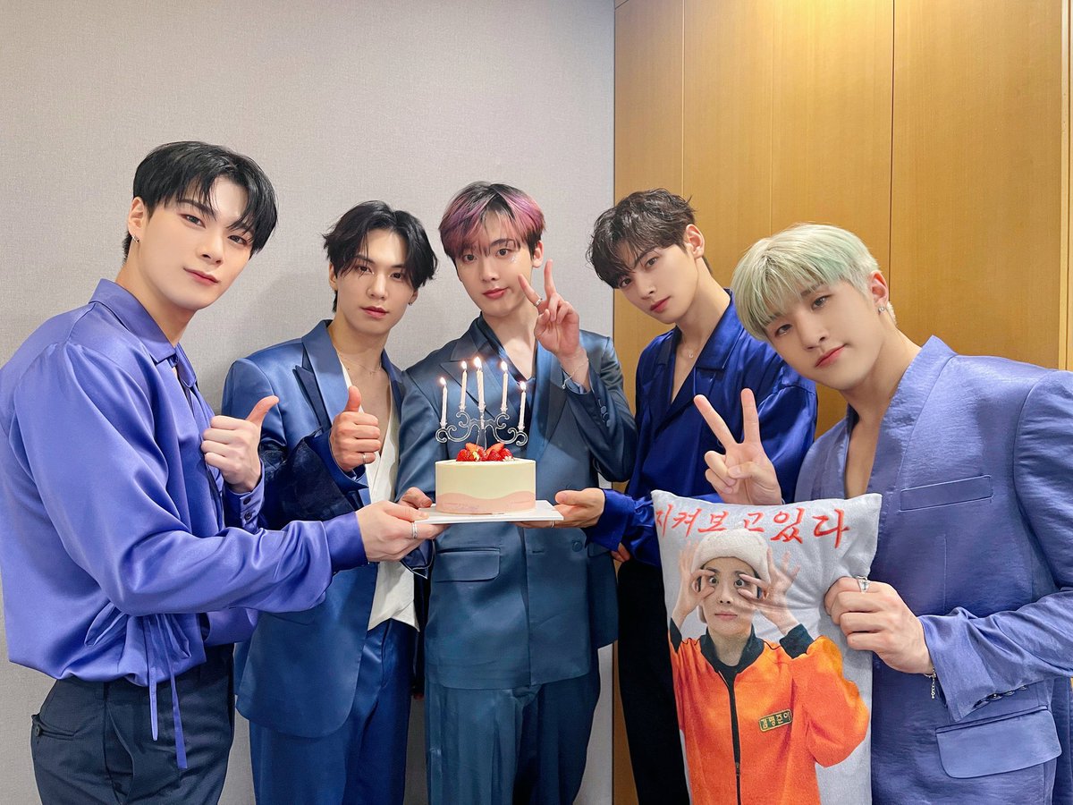 ongdongminn's tweet photo. we have the. mj pillow for mj's enlistment and eunwoo's shirt for eunwoo 🥺 https://t.co/uYEEwrCMw7