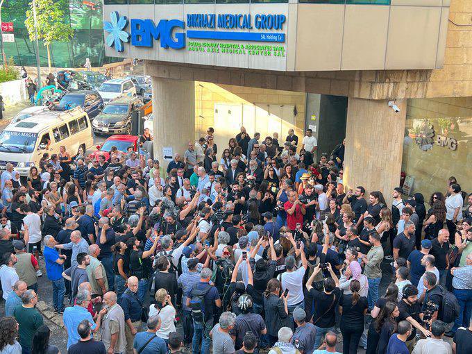 beirutwire's tweet image. Dozens of fans of the late artist Ziad Rahbani gathered outside Khoury Hospital in Hamra to accompany his body.