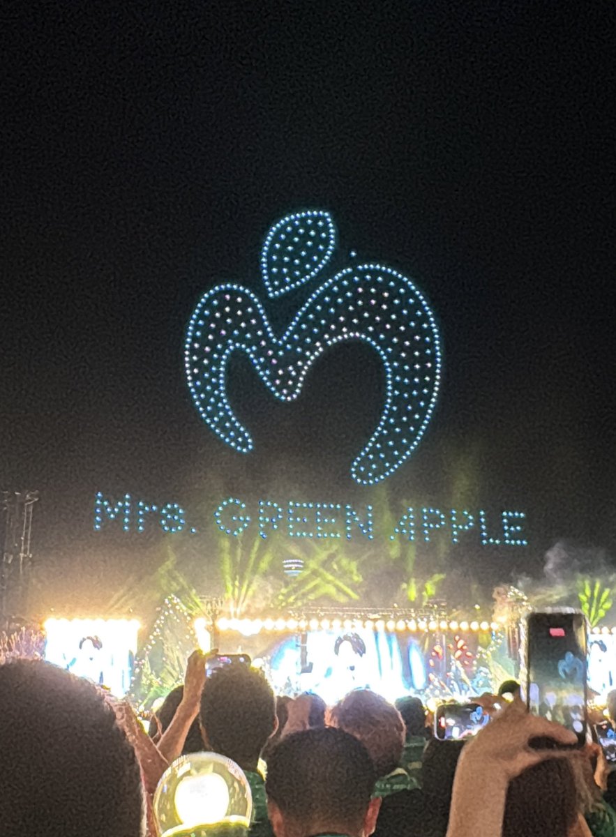 youg_pad's tweet photo. お久しぶりですUGです🍏

ミセスのライブ初参戦しました〜

横浜にたくさんのfjordTシャツ着てる人が集まってて文字通り横浜がミセスで溢れてました笑

縦長シートで近くで見えないかと思ったけど３つのステージ移動してくれたから近くで見れて良かったです！

セトリも新曲も最高でした!!
#MGA_FJORD https://t.co/UP3kEKPxKq