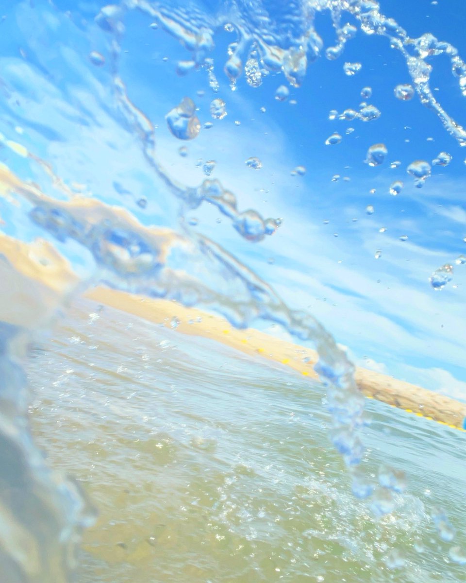 studiolaut's tweet image. 昨日、iPhoneをスマホケースに入れて海で遊んでいたら、勝手に撮れていた写真。