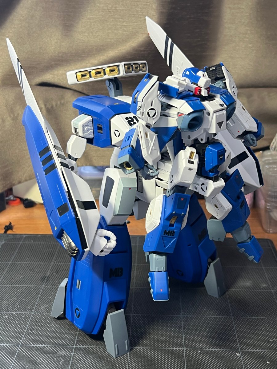 合体アームについては収納スペースより長いという大問題でしたが、かなり頭を捻った結果、商品のような解決方法になりました。
可能な限りガッチリ作ったので、本編には出てこないソルジャー二人羽織合体もできるかと思います！（写真のレギオスは破損してるので乗せてるだけです）