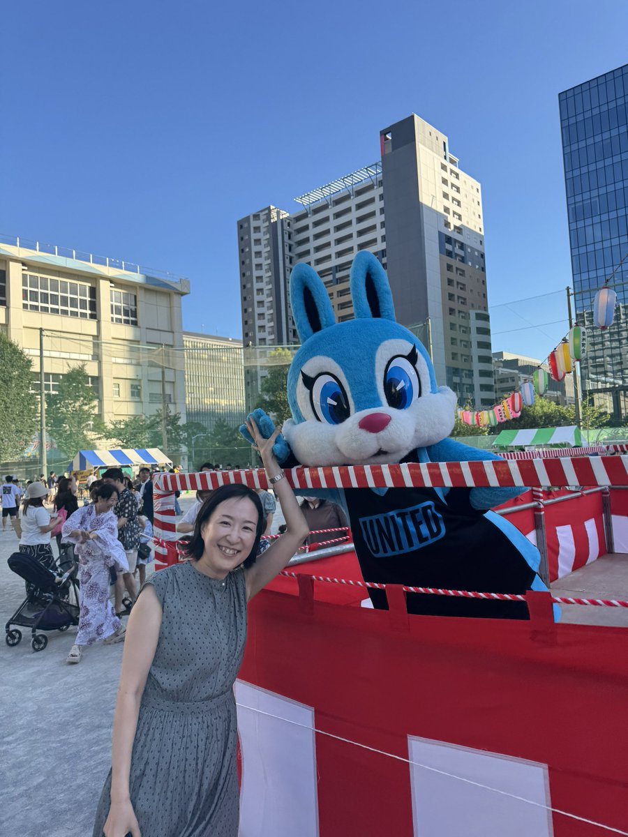 TUBCofficial's tweet image. 【 #TUBCイベント 参加情報】
7月26日(土)〜27日(日)に、深川五中で実施された「#豊洲町会納涼盆踊り」にTUBCボランティアの皆様とともに豊洲睦の焼鳥ブースのお手伝いをさせていただきました🏀
ユナイトも26日盆踊りに参加させていただき、大久保江東区長にも会えました🤝🐰…