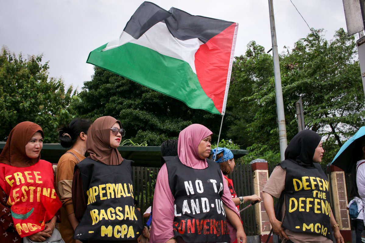 'PILIPINO, PALESTINO, LABAN SA IMPERYALISMO'

Dinala ng mga Moro ang panawagang #FreePalestine sa People's SONA ngayong Lunes, Hulyo 28. 

Nakatakdang maglunsad ng programa ang iba't ibang grupo ngayong hapon sa kahabaan ng Commonwealth Avenue sa Quezon City, kasabay ng ika-4 na