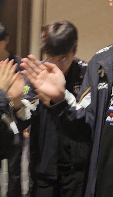 hacho_03's tweet image. 하이터치 영상보는데 룰러님 얼굴이 너무 안나오길래 계속 돌려봤는데 모든 팬들 지나갈때마다 고개숙여 인사함....
룰자님 룰자님 하는데 이유있음