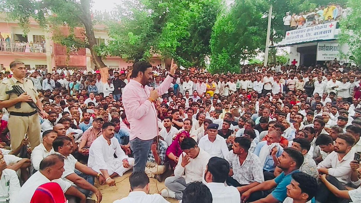 lalitdidel's tweet image. हरसौर निवासी रिछपाल मेघवाल के परिजनों को न्याय दिलाने के लिए धन्यवाद 🙏
देर रात भी बिन मांगों को लेकर सहमति बन गई।
ग्राउंड की कार्यशैली में नागौर सांसद का मुकाबला नहीं है🙌
@hanumanbeniwal
@dukiy