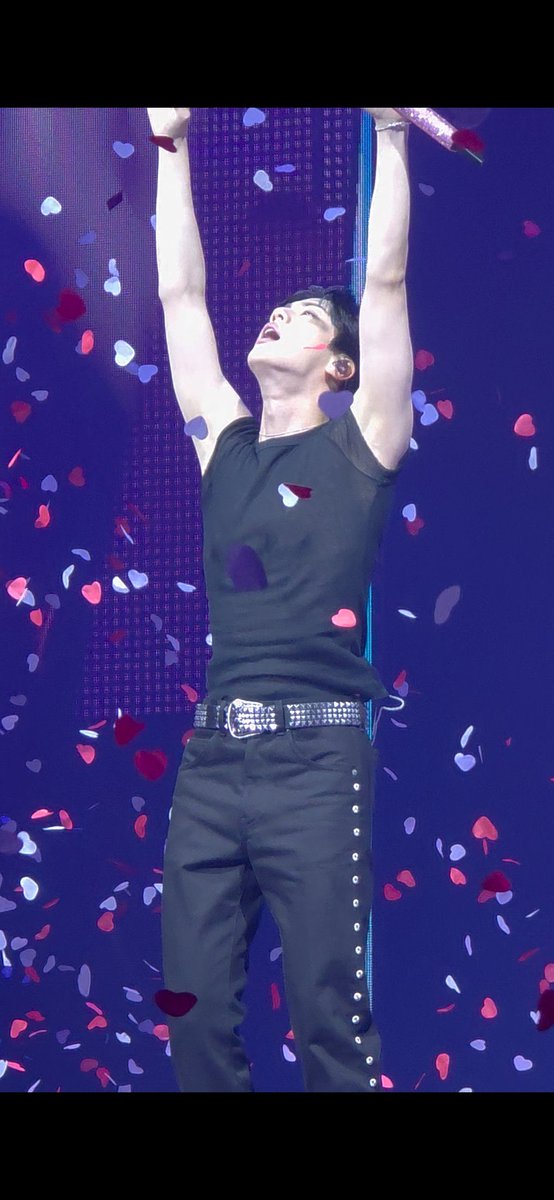 sundan0e's tweet image. PTDRRRRR I JUST REMEMBERED CHRIS MARTIN TINY TIGHT ASS SHIRT