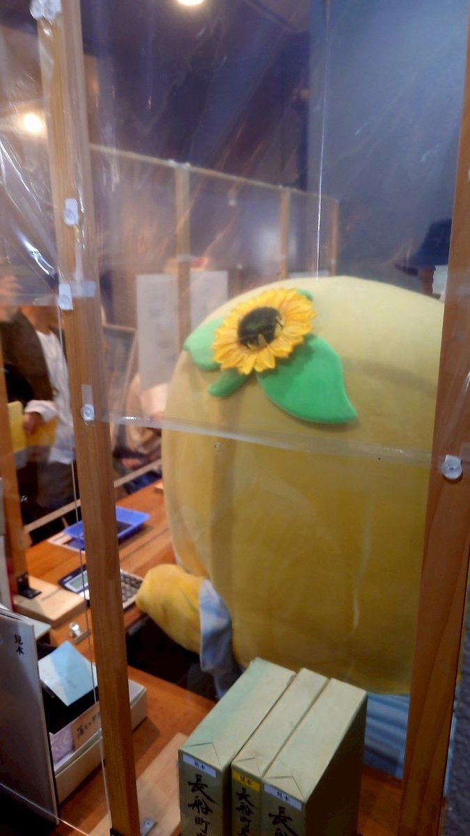 funassyi's tweet image. (。っ゜▽゜)っ一般1500円になりますなっしー♪ちょうど頂きますなっしー♪
誠にありがとうございますなっしー♪
#備前長船刀剣博物館
#ふなっしーの刀剣展