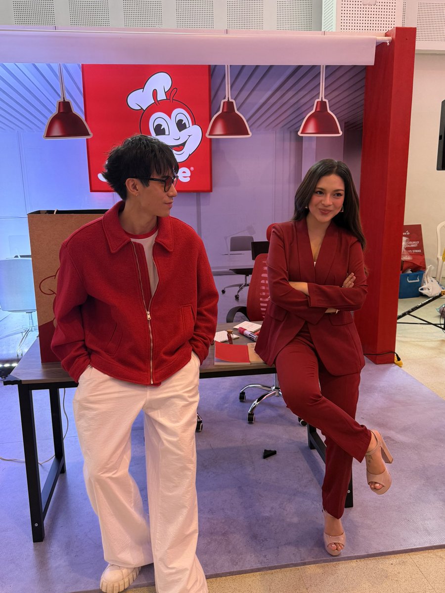 zellereen's tweet image. saan ginagamit ang mata, swer??? at why naman ngumuso???
#MikBrentforJollibee | #JollibeeApp