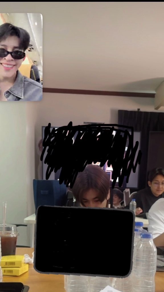 twixtpp's tweet image. ตอนเขาจอยไลฟ์ด้วยพพี่แกยิ้มกว้างมาก พอเพิร์ธเพื่อนรักคอลให้เห็นหน้าเธอจ๋า พี่แกก็ยิ้มหน้าบานยิ่งกว่าชามข้าวพาร์คเก้อ เห้อ 55555555555555