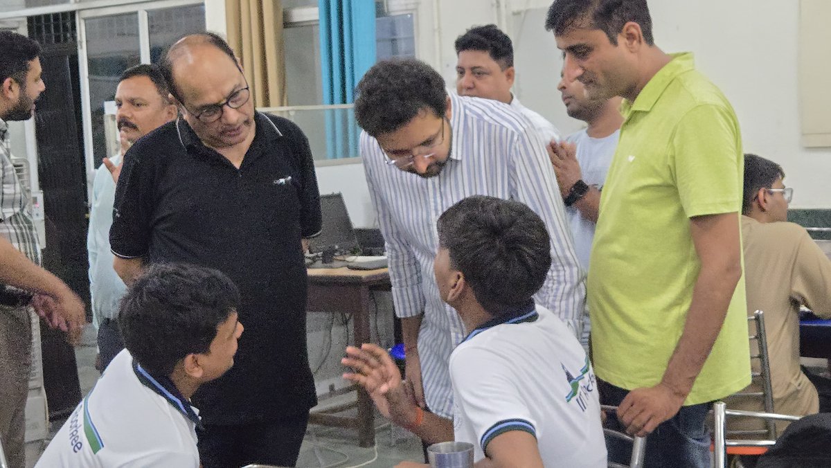 iitroorkee's tweet image. Prof. K.K. Pant, Director, IIT Roorkee, visited hostels to interact with 1st-year UG students, ensuring their comfort as they begin campus life. He assured full support for their academics, well-being & growth.
#IITRoorkee #StudentFirst #Orientation2025 @Director_IITR