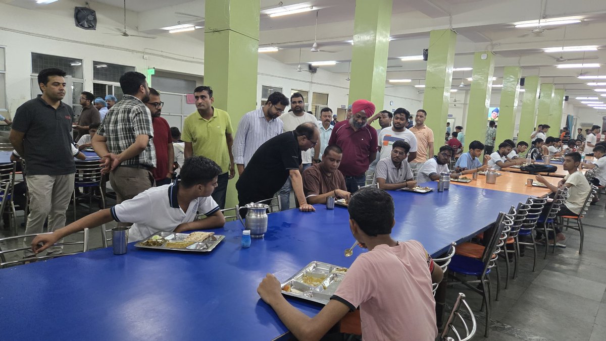 iitroorkee's tweet image. Prof. K.K. Pant, Director, IIT Roorkee, visited hostels to interact with 1st-year UG students, ensuring their comfort as they begin campus life. He assured full support for their academics, well-being & growth.
#IITRoorkee #StudentFirst #Orientation2025 @Director_IITR