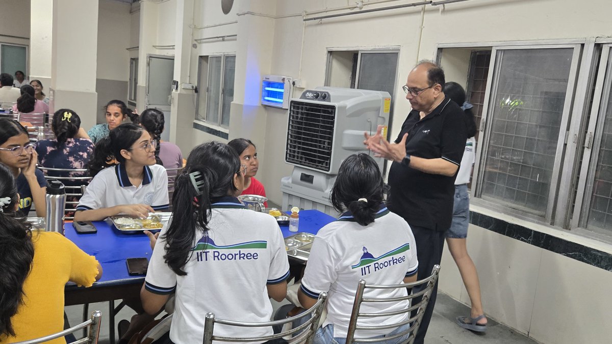 iitroorkee's tweet image. Prof. K.K. Pant, Director, IIT Roorkee, visited hostels to interact with 1st-year UG students, ensuring their comfort as they begin campus life. He assured full support for their academics, well-being & growth.
#IITRoorkee #StudentFirst #Orientation2025 @Director_IITR