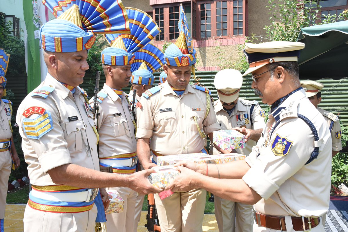 61Bncrpf's tweet photo. #87thCRPFraisingday has been organised by 61 BN in the befitting manner under the headed by Sh. Shudhansu Shekhar, Commandant 61 BN. In this events DG disc and certificate has also been given to awardees. https://t.co/gWnlxDiNPc