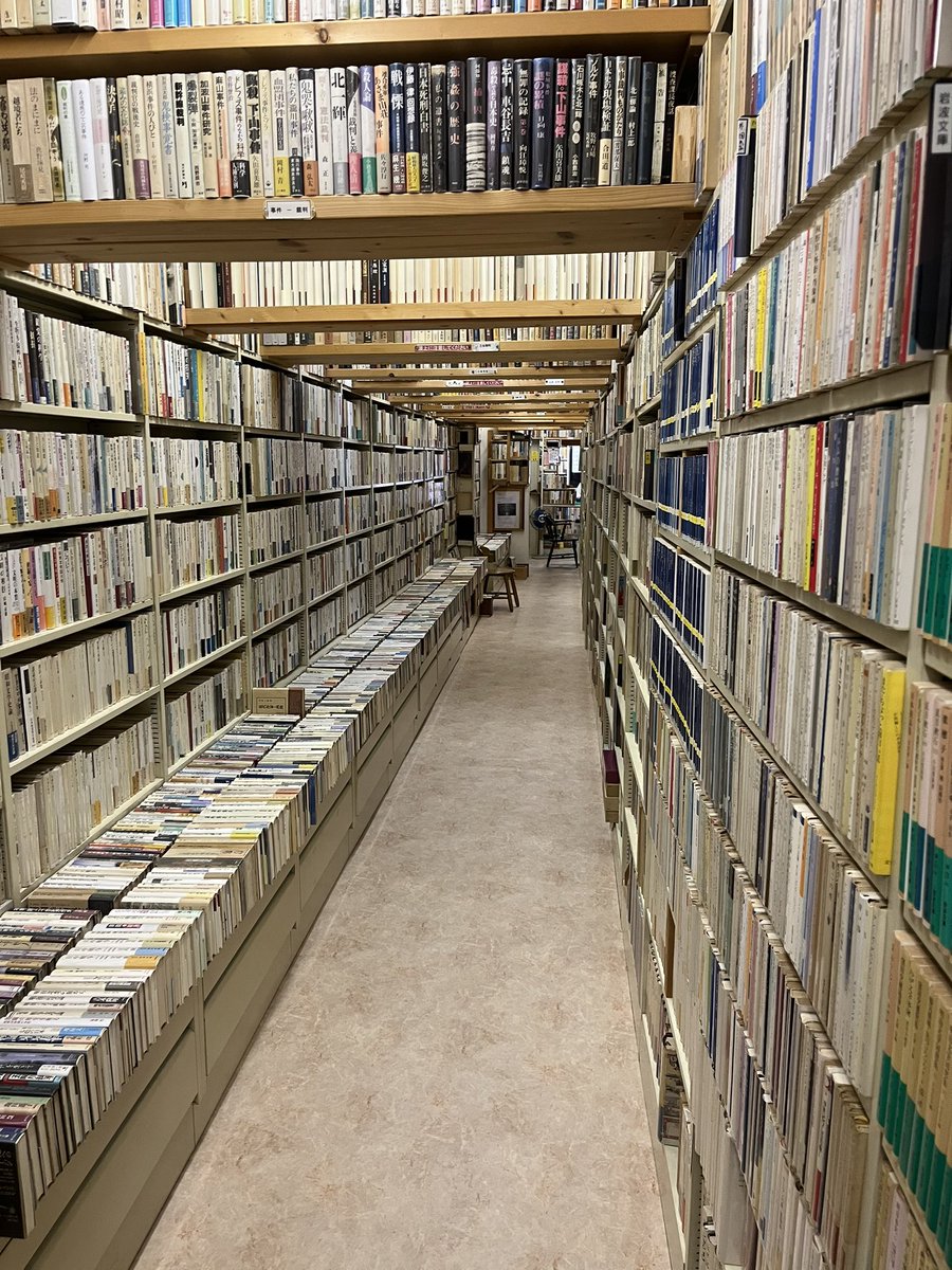 tigerichiro's tweet image. 以前から行きたかった名古屋市『千代の介書店』さんへ。
圧巻。すごい蔵書量。
店主さん90歳。
本離れ、書店が無いことを嘆いておられ、たくさん購入するととても嬉しそうでした。
心から本を、書店を愛しておられる店主さん。
もうしばらくは、やってますよとのこと。
絶対すぐ行く。
#今日買った本