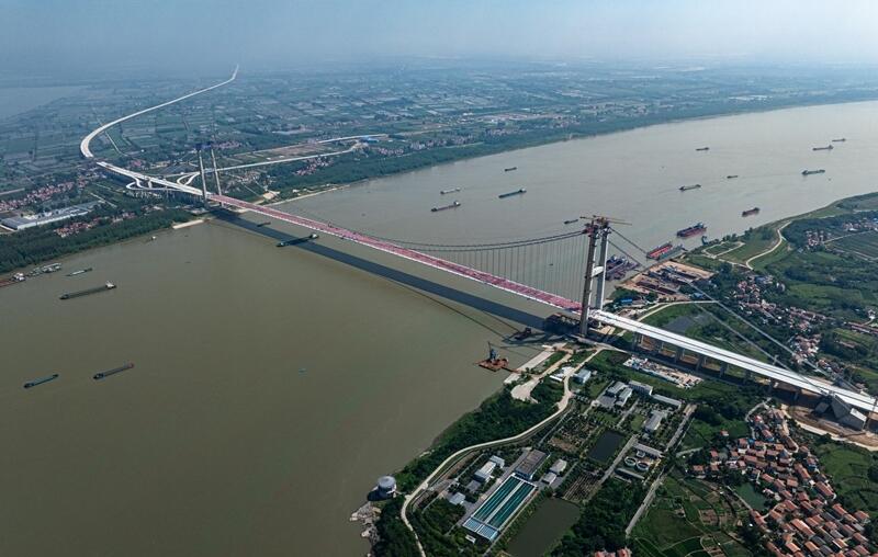 【湖北武漢雙柳長江大橋合龍】近日，湖北武漢雙柳長江大橋順利合龍，正式進入大橋附屬工程施工階段，預計2026年3月實現通車試運營。雙柳長江大橋跨江主橋主跨1430米，設計時速120公里，採用雙向8車道標準建設。大橋建成通車后，武漢新洲到鄂州的通行時間將由90分鐘縮短為5分鐘。